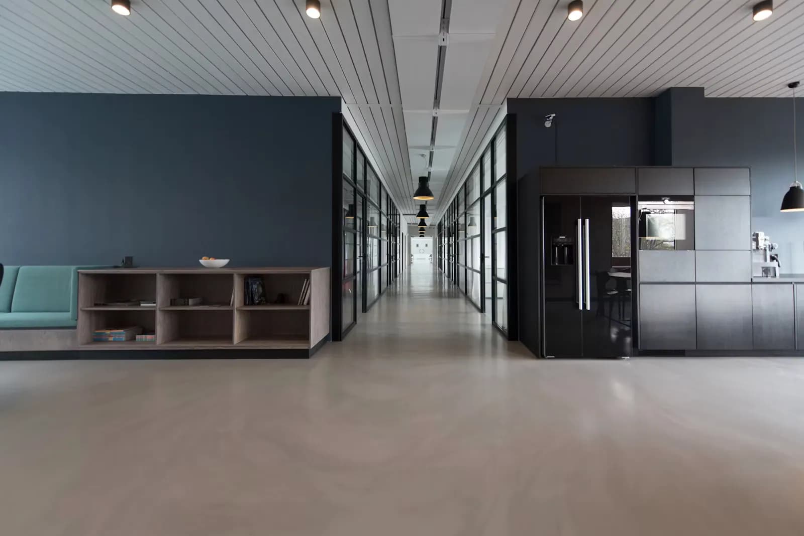 Open space moderne avec grandes baies vitrées et postes de travail